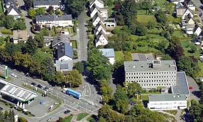 Ausschnitt aus dem vorherigen Bild: Kreuzung Dünnefeldweg, Warsteiner Str., Lanfertsweg, rechts Landesstraßenbauamt P1360434_Meschede Gartenstadt_Lanfertsweg_ausschnitt